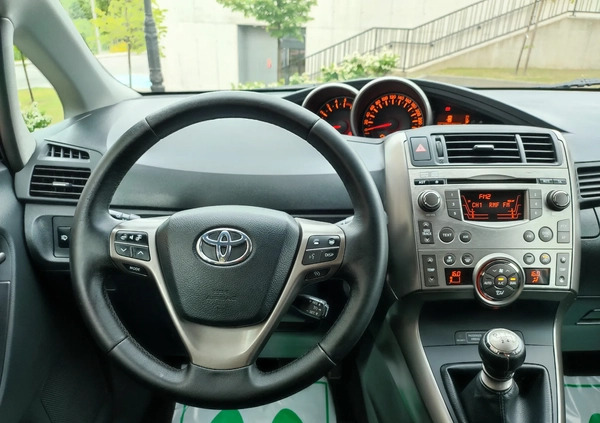 Toyota Verso cena 27500 przebieg: 180000, rok produkcji 2010 z Zwoleń małe 529